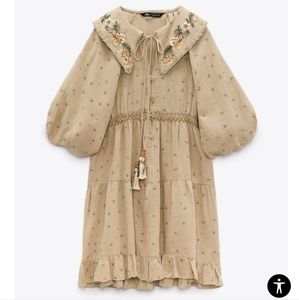 Peter pan collared dress